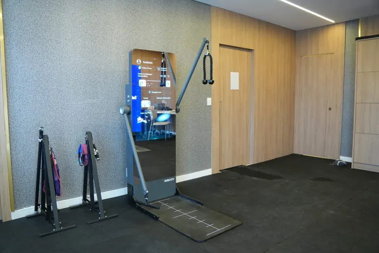 Espaço de performance, com equipamento de treino de força