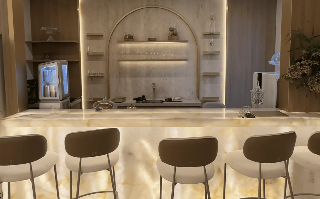 Recepção do Instituto Evollution, com balcão iluminado e banquetas